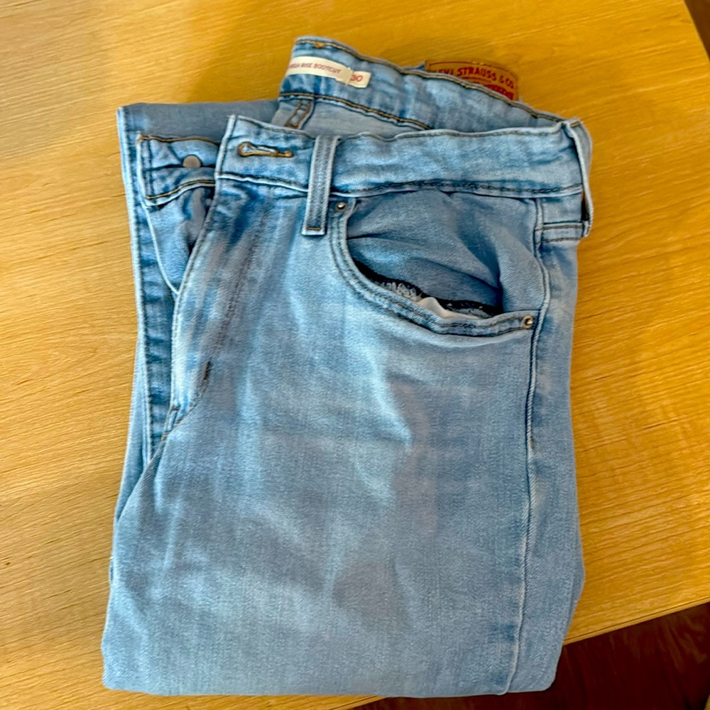 Levis 725 high rise bootcut jeans size 30